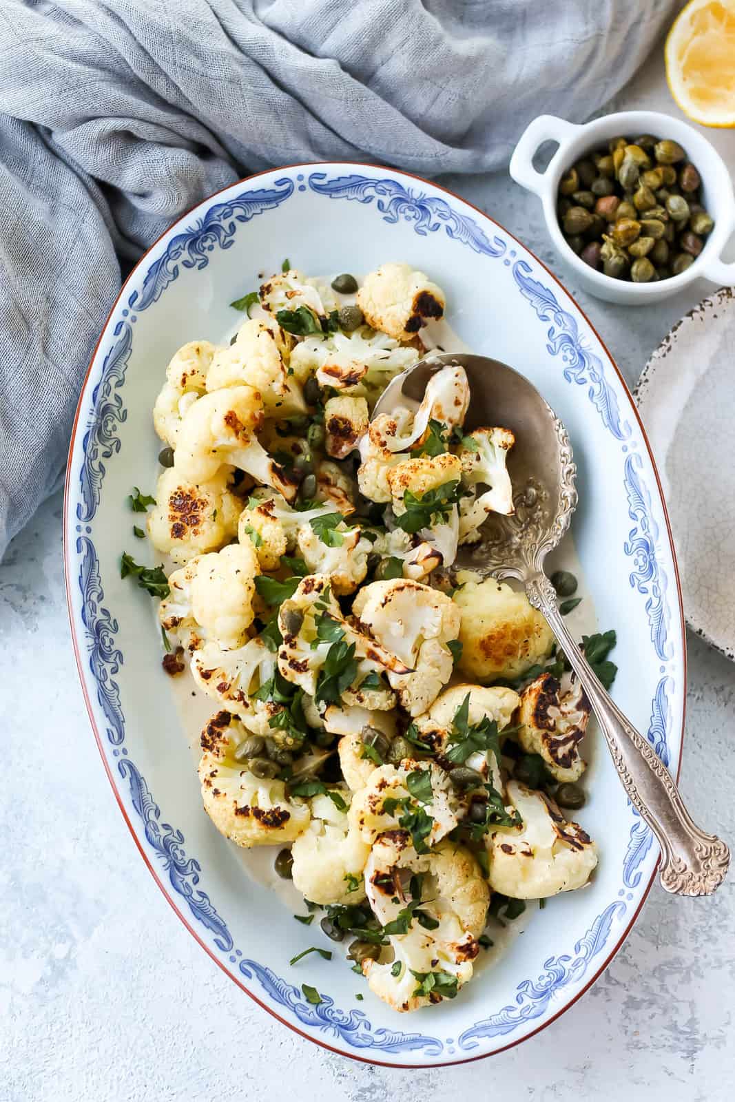Coliflor al horno con cúrcuma, tahini suave y rúcula
