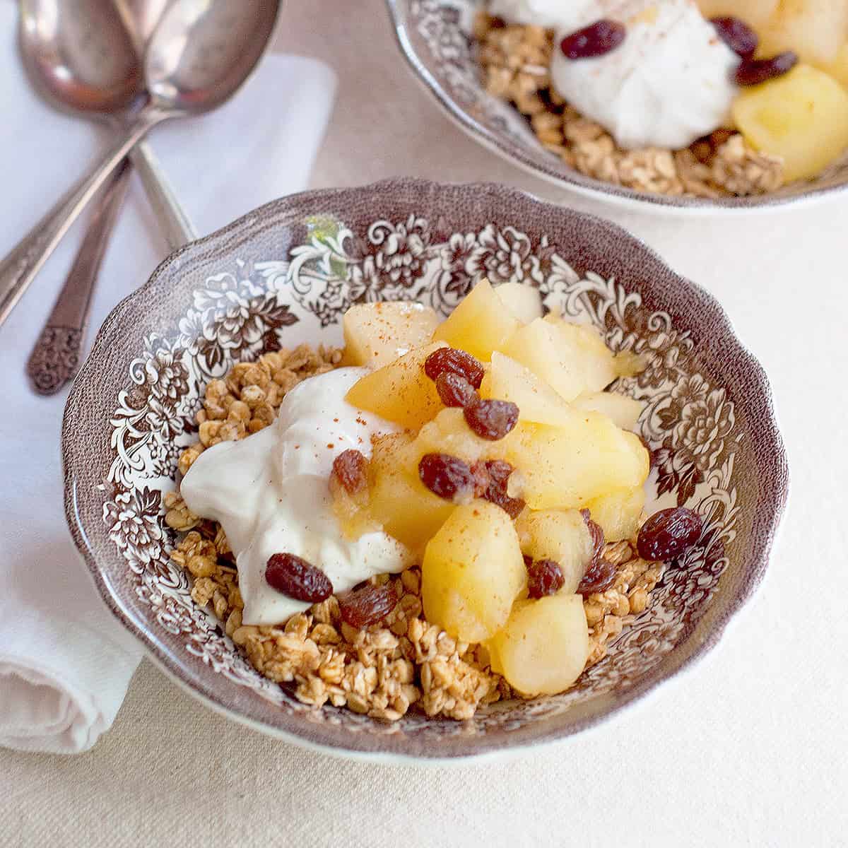 Compota templada de manzana y pera con anís estrellado y yogur vegetal